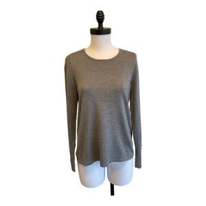 Chico’s size 0 (sm) crew neck heather gray button-sleeve pullover sweater
